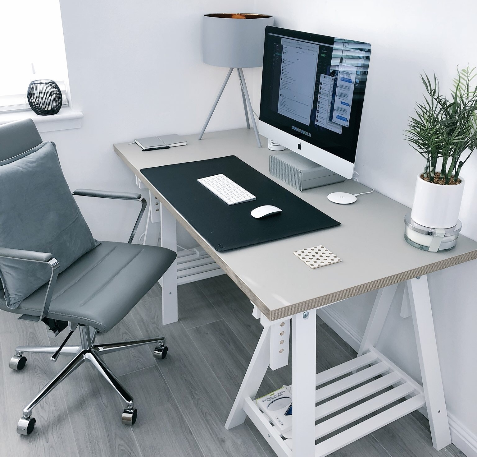 Buy a stylish and functional office table in Riyadh, perfect for productivity and organization.